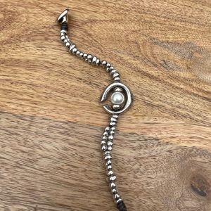 Very beautiful bracelet. In excellent pre-owned condition.